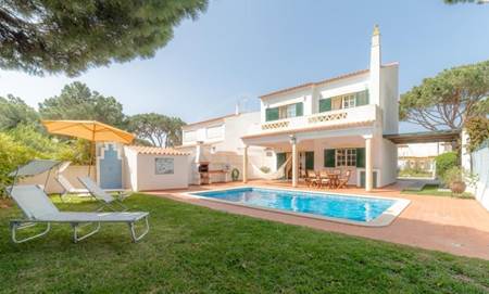 Beautiful 3 bedroom villa with swimming pool, in a very quiet area of   Vilamoura on the golf course.
