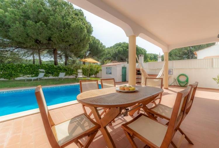 Beautiful 3 bedroom villa with swimming pool, in a very quiet area of   Vilamoura on the golf course.