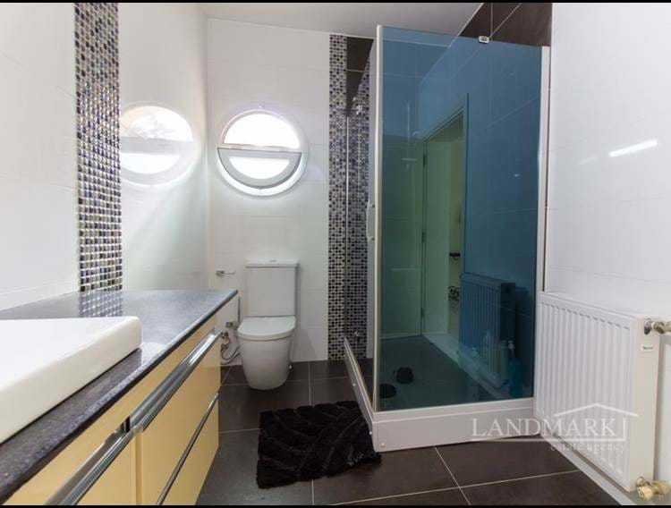 LUXUS-Wiederverkaufsvilla mit 3 Schlafzimmern + geformter Swimmingpool + Zentralheizung + außergewöhnliche Qualität gebaut
