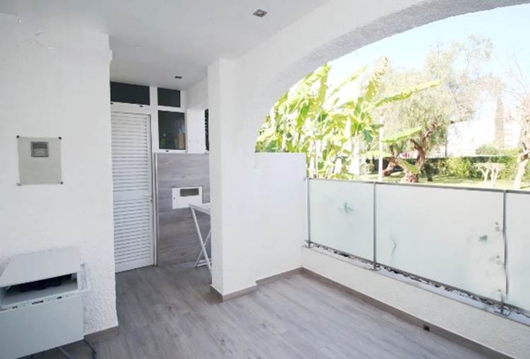 Beautifully renovated 2 bedroom Townhouse situated in a private condominium about 300m from the Marina and a few minutes walking from the beach, in Vilamoura.