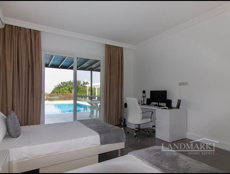 Luxuriöse Villa mit 4 Schlafzimmern + privatem Pool + Panoramablick auf das Meer und die Berge + (separater, in sich geschlossener Anbau)