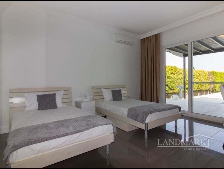 Lyxig villa med 4 sovrum + privat pool + panoramautsikt över havet och bergen + (separat fristående annex)