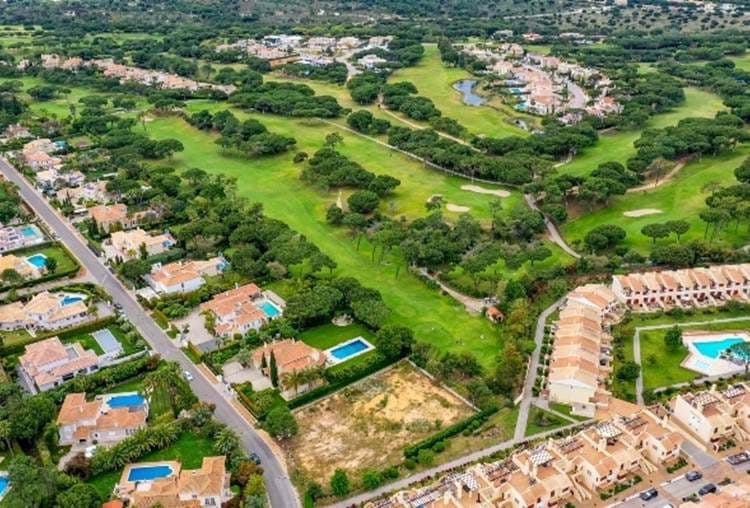 Plot for construction of a detached beautiful new Villa, in the centre of Vila Sol just a few minutes from the Marina of Vilamoura and beaches.