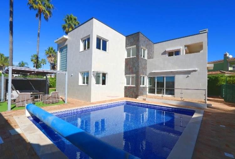 The contemporary architecture property consists of 2 floors in Vale Formoso.
