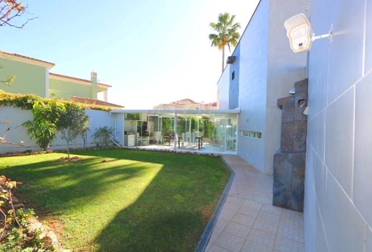 The contemporary architecture property consists of 2 floors in Vale Formoso.