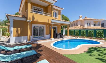 Looking for a spacious and well-located villa in Vilamoura?