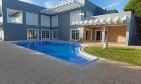 Two storey villa with 5 bedrooms with private bathroom. Located on the coastline of the municipality of Loulé, Almancil has been a parish since 1836