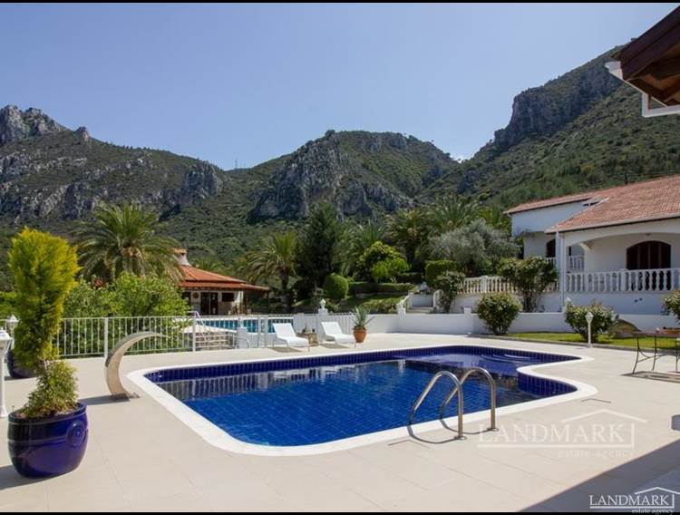 3-5-Zimmer-Villa + großer Pool + Möbliert + Zentralheizung + Meer- und Bergblick + Grundbucheintrag auf Namen vom Besitzer