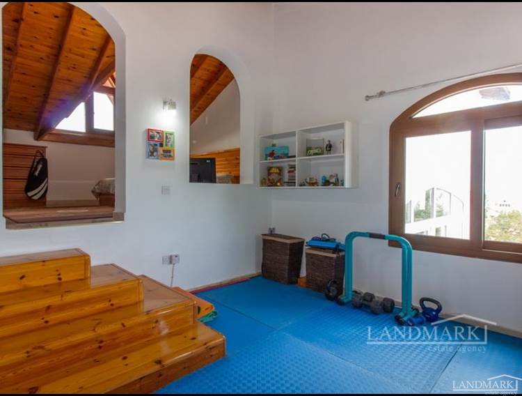 3-5-Zimmer-Villa + großer Pool + Möbliert + Zentralheizung + Meer- und Bergblick + Grundbucheintrag auf Namen vom Besitzer