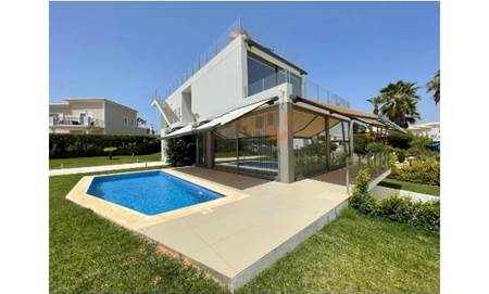Beautiful brand new 4 bedroom villa built to high specifications and only a few minutes drive to Vale do Lobo, Quinta do Lago and Julia`s Beach.