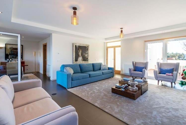 This recently built semi detched Villa located in Vilamoura is very close to the Victoria golf course, in a residential and very quiet area.