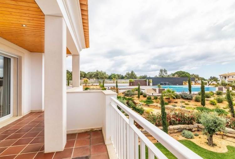 Esta moradia localizada em Vilamoura está muito perto do campo de golfe Victoria, numa zona residencial e muito tranquila.