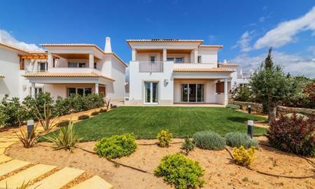 This recently built semi detched Villa located in Vilamoura is very close to the Victoria golf course, in a residential and very quiet area.
