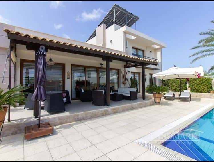 3 bedroom resale villa + swimming pool + air conditioning + bar area + fantastic views + Title deeds in owner’s name- VAT paid