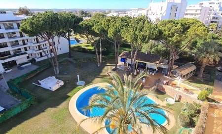 Um grande apartamento T2 virado a sul com 2 quartos e 2 camas no último andar com uma excelente vista para o mar e vista para a Marina de Vilamoura, jardim e piscina.