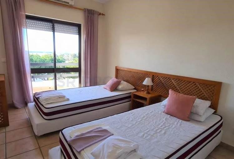 Um grande apartamento T2 virado a sul com 2 quartos e 2 camas no último andar com uma excelente vista para o mar e vista para a Marina de Vilamoura, jardim e piscina.