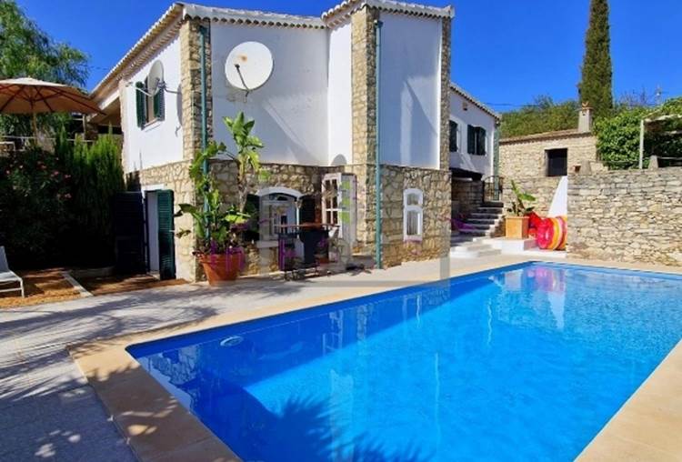 Fantastic villa located in Monte Seco a few minutes from Loulé in a very quiet and peaceful area.