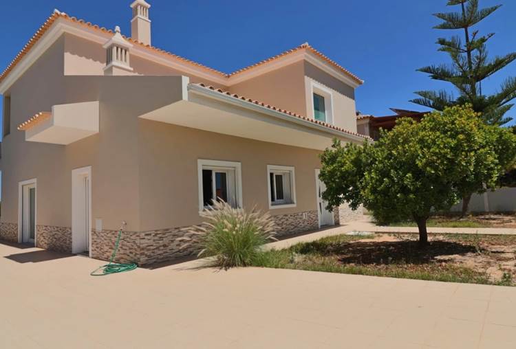 3-4 bedroom villa located in the urbanization of Santa Catarina in Loulé. It is a spacious , perfect for those looking for comfort and well-being. 