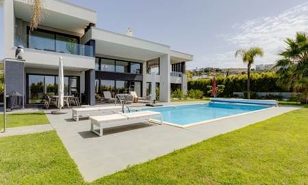 Nestled within the captivating coastal city of Albufeira, Portugal, this luxurious 5-bedroom villa presents a rare opportunity to own a piece of paradise by the marina. 