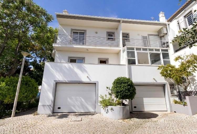 Fantastic 3-storey villa located in Agostas-Boliqueime, in the municipality of Loulé in the heart of the Algarve, in a very quiet area, close to all types of shops and services. Ideal for permanent residence or vacation.