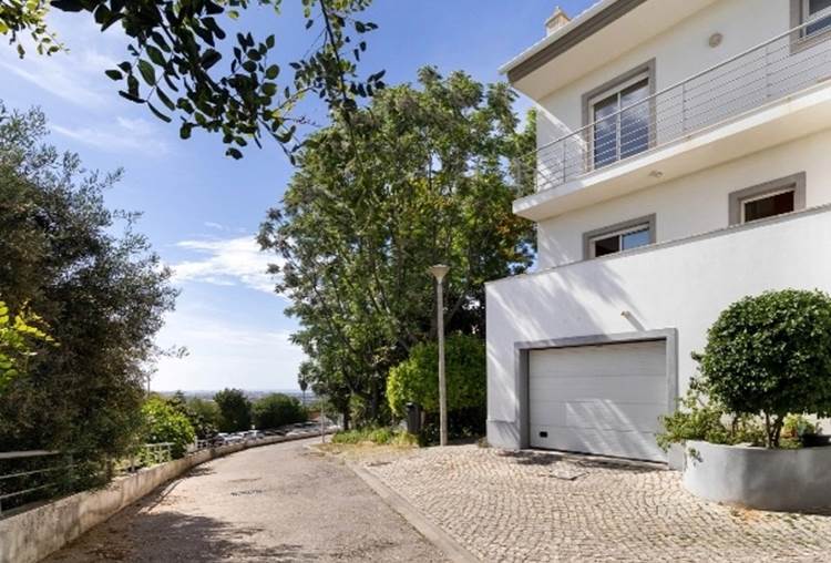 Fantastic 3-storey villa located in Agostas-Boliqueime, in the municipality of Loulé in the heart of the Algarve, in a very quiet area, close to all types of shops and services. Ideal for permanent residence or vacation.