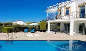 3-bedroom villa + 4m x 8m swimming pool + walking distance to the beach + central heating system