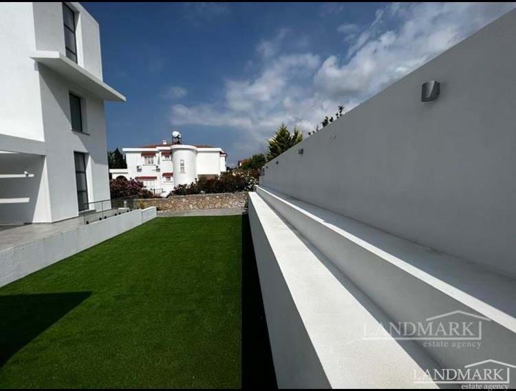 LUXUS-Villa mit 3 Schlafzimmern + Infinity-Pool + Klimaanlage + 50 m2 Fitnessraum