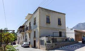 10-Zimmer-Wiederverkauf traditioneller zypriotischer Wohnblock + zentrale Lage + großer Obstgarten