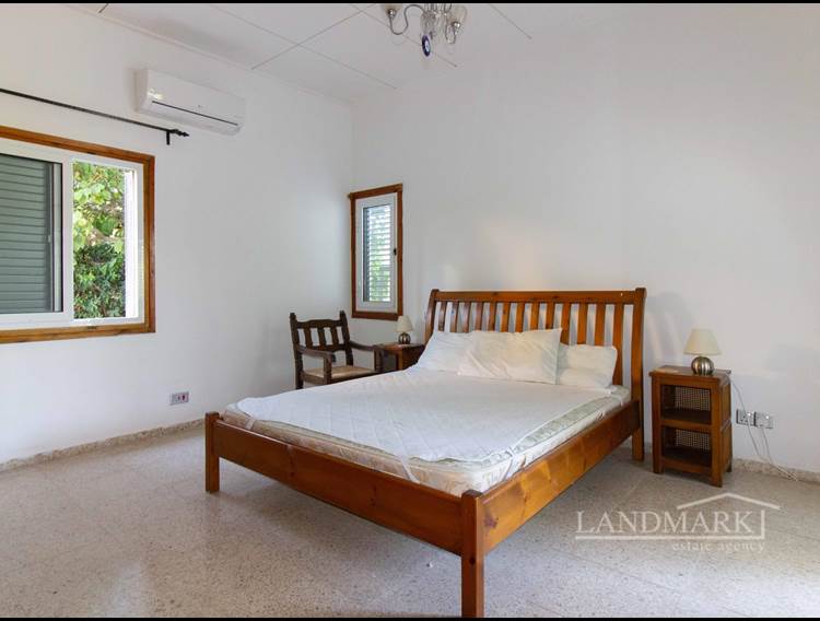 2-bedroom resale bungalow + private garden + two terraces  Title deed in the owner’s name VAT paid + Pre-74 title deed
