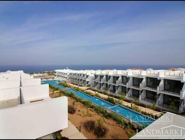 Modern återförsäljning studio takvåning + havsutsikt + gemensam pool + gångavstånd till stranden
