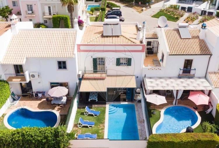 Magnificent 3 bedroom villa with 2 floors, located in a very quiet residential area, close to the golf course in Vilamoura, comprising: