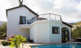 A beautifully presented 4 bedroom villa + fantastic views + private pool