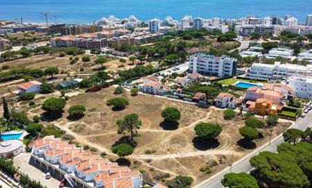 Terreno exclusivo para construção localizado em Quarteira, Algarve para habitação. Com uma grande área total de 2676m2, é uma oportunidade única de investimento.