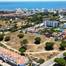 Terreno exclusivo para construção localizado em Quarteira, Algarve para habitação. Com uma grande área total de 2676m2, é uma oportunidade única de investimento.