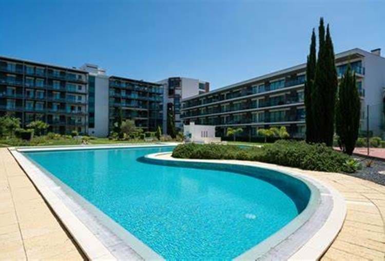 Espetacular apartamento localizado nos Terraços do Pinhal, zona tranquila e privilegiada de Vilamoura, rodeado por alguns dos melhores campos de golfe da Europa e a 5 minutos do centro de Vilamoura 