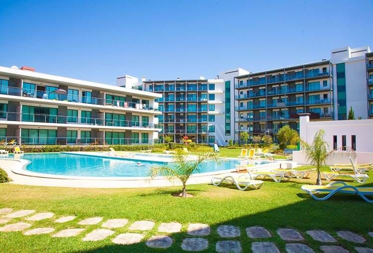 Espetacular apartamento localizado nos Terraços do Pinhal, zona tranquila e privilegiada de Vilamoura, rodeado por alguns dos melhores campos de golfe da Europa e a 5 minutos do centro de Vilamoura 