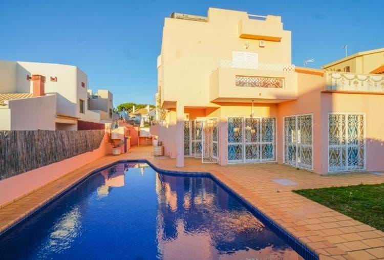 Beautiful villa in the heart of Vilamoura, exclusively available for discerning lovers of luxury. This residence exudes elegance with its 4 bedrooms, 2 meticulously decorated bathrooms and a sophisticated south-facing aura.