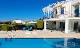 Kucuk Erenkoy - 3-bedroom villa + 4m x 8m swimming pool + walking distance to the beach + central heating system